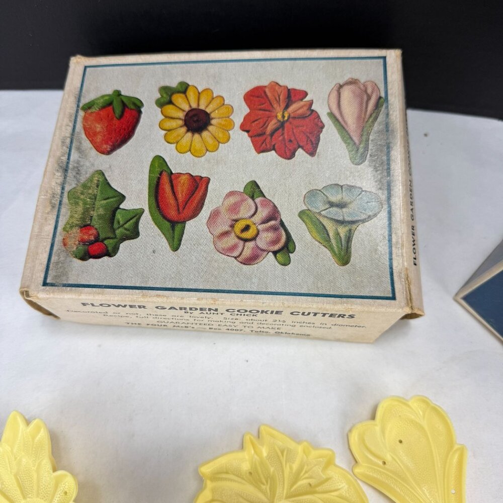 Vintage The Four Mc B's Flower Garden and Happy Days Cookie Cutters - Picture 4 of 13